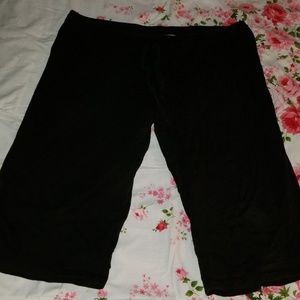 Black capri pants
